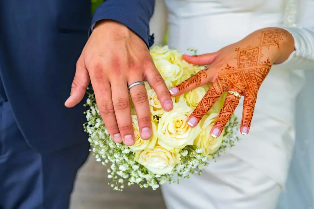 what hand does a wedding ring go on