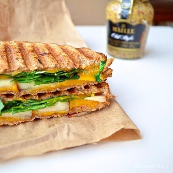Sandwich Grill with Cheese, Pear and Arugula