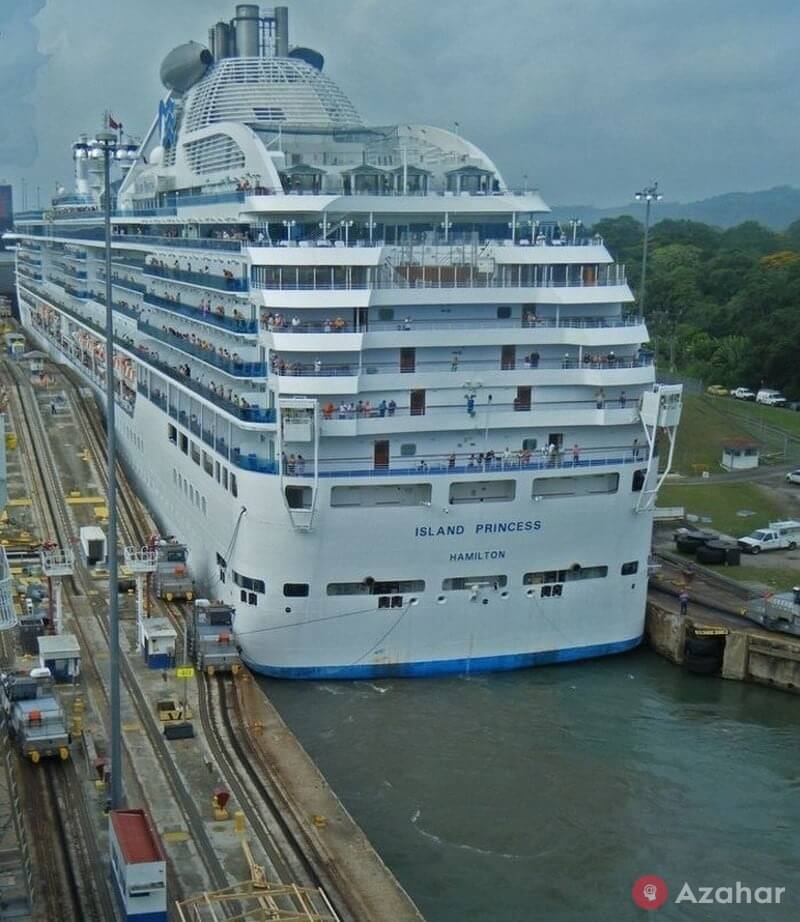 Huge cruise ship passes through the Panama Canal